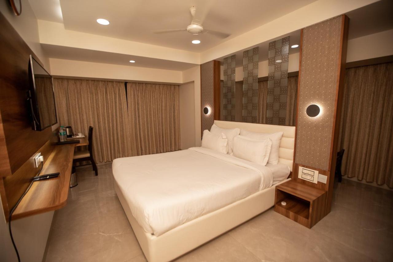Hotel Naaz Executive Мумбаи Экстерьер фото