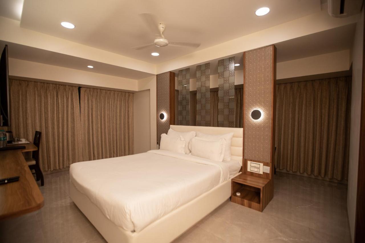 Hotel Naaz Executive Мумбаи Экстерьер фото