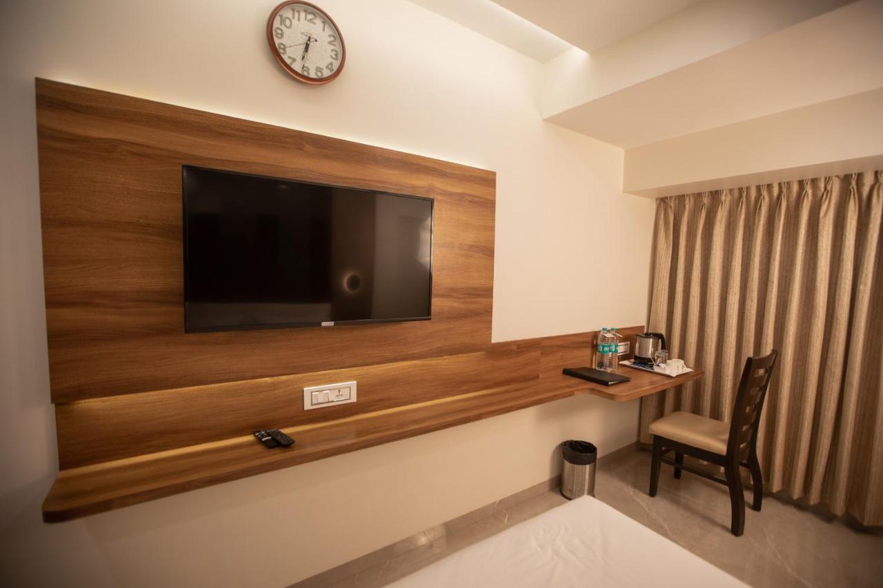 Hotel Naaz Executive Мумбаи Экстерьер фото