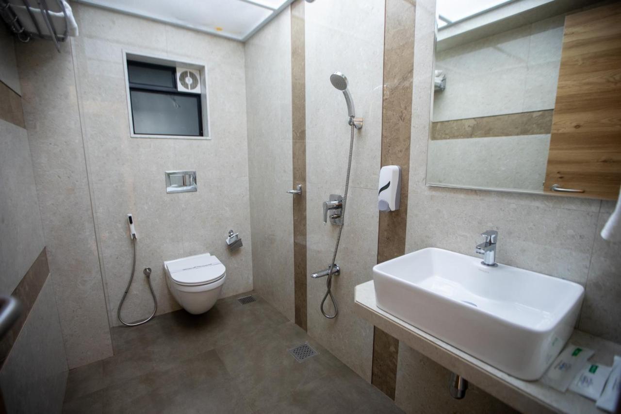 Hotel Naaz Executive Мумбаи Экстерьер фото
