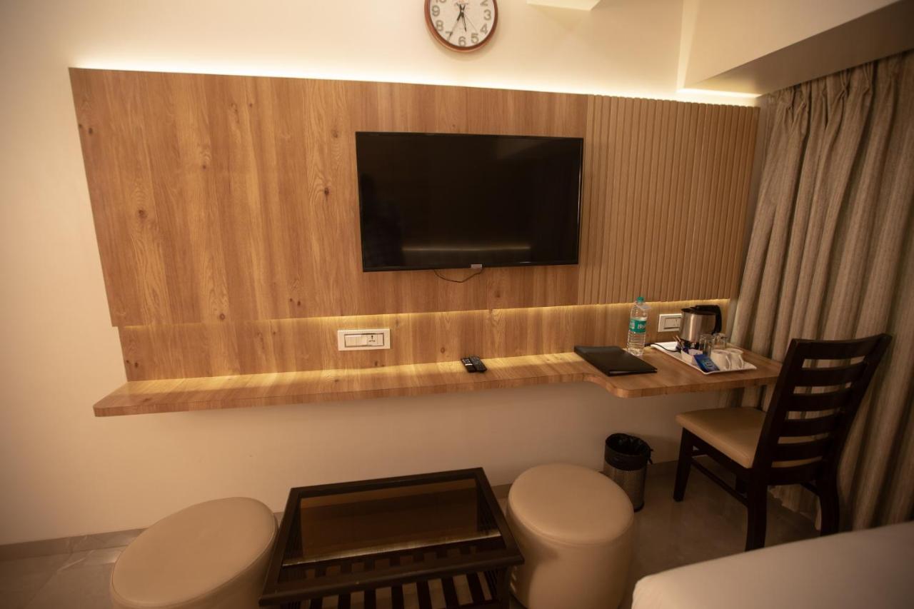 Hotel Naaz Executive Мумбаи Экстерьер фото