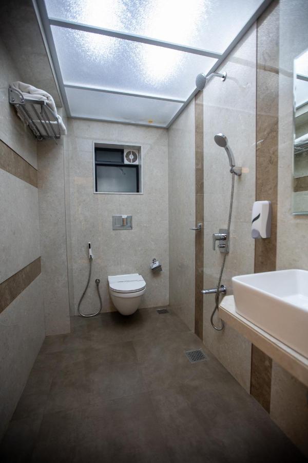 Hotel Naaz Executive Мумбаи Экстерьер фото