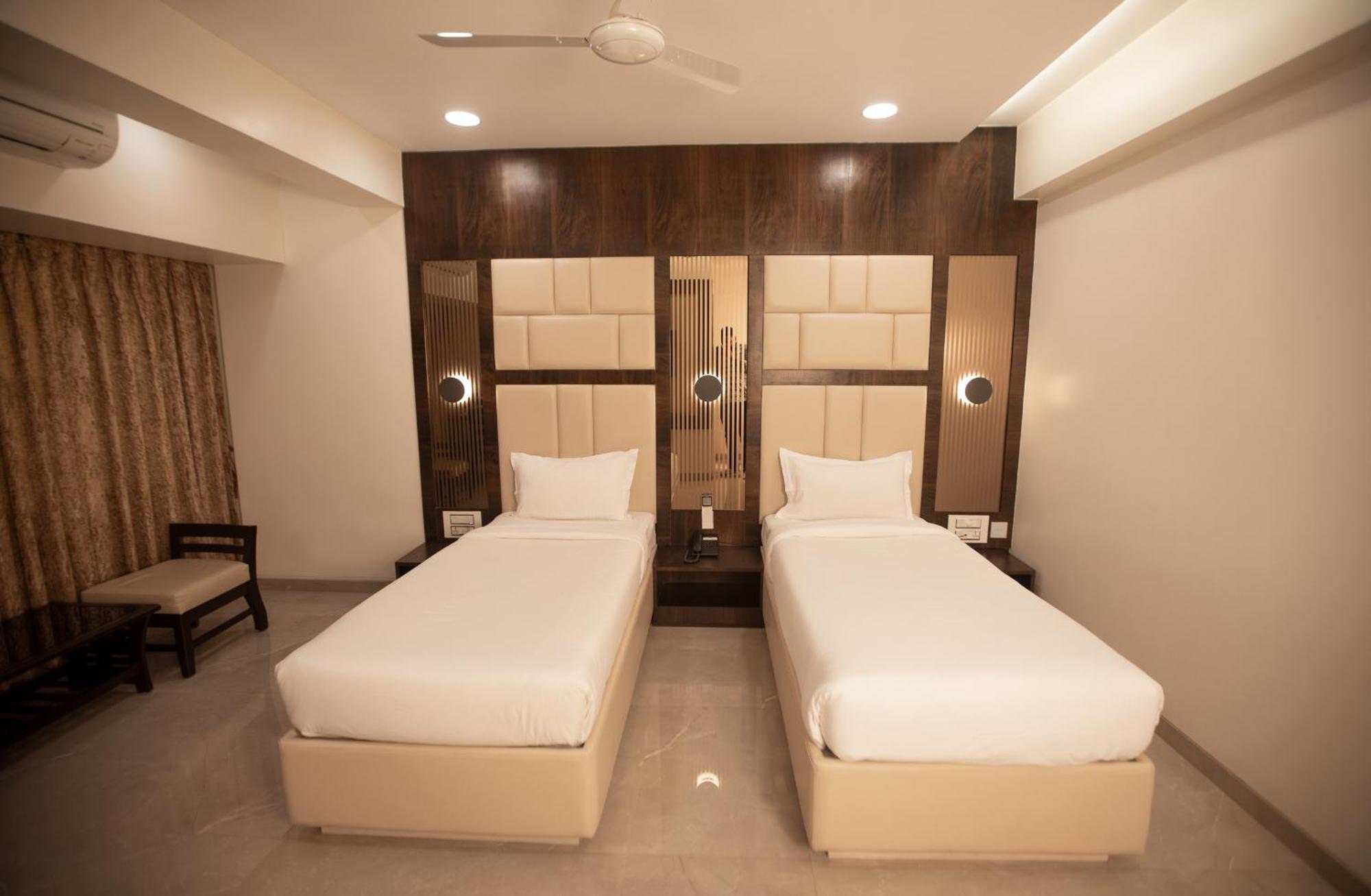 Hotel Naaz Executive Мумбаи Экстерьер фото