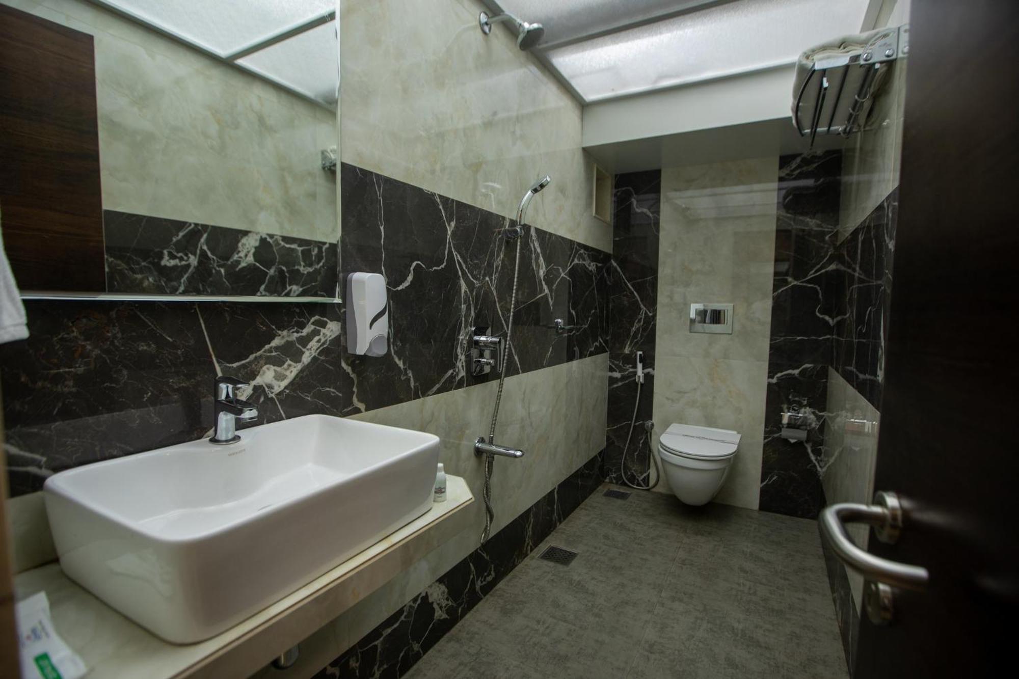 Hotel Naaz Executive Мумбаи Экстерьер фото