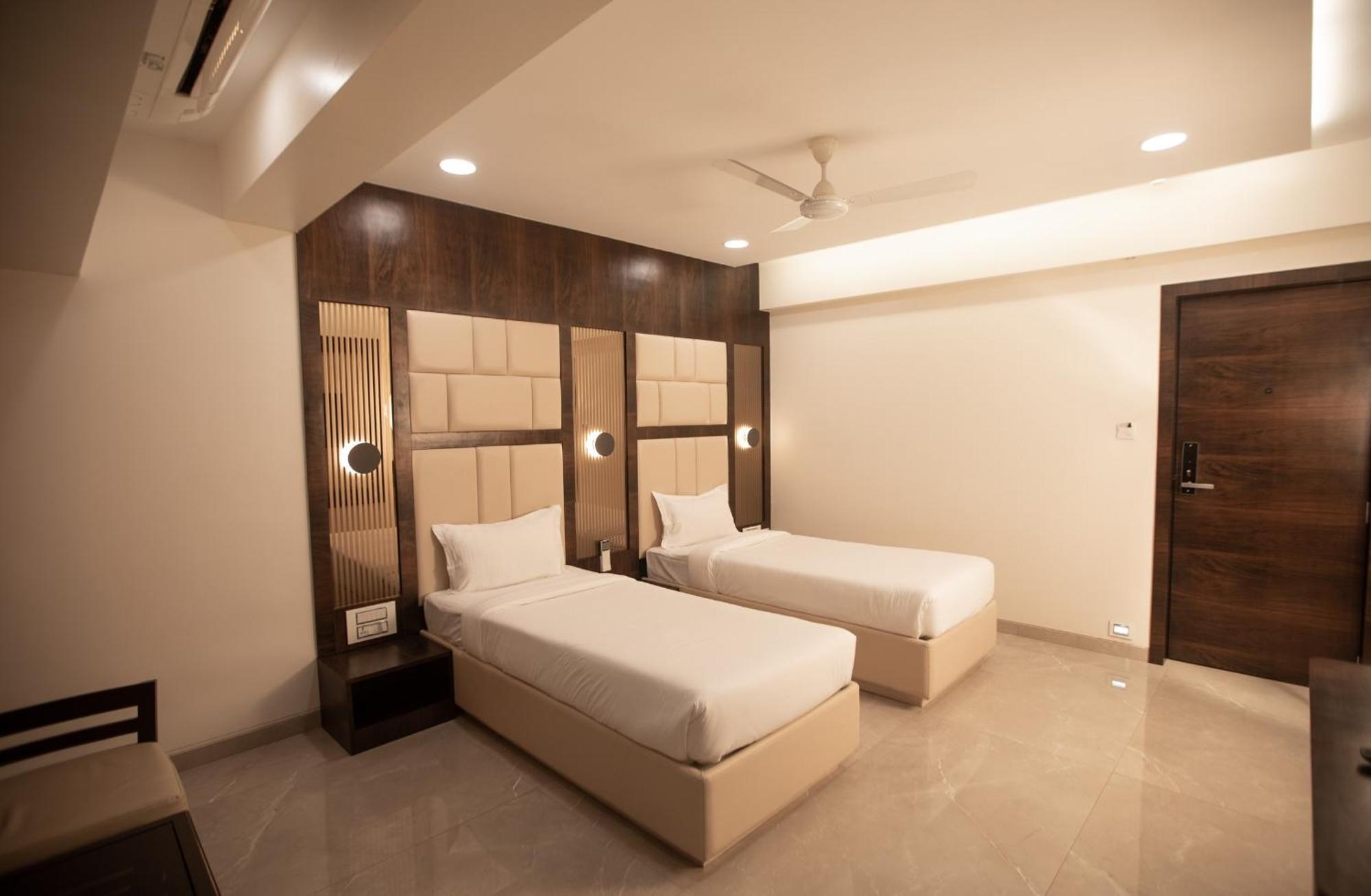 Hotel Naaz Executive Мумбаи Экстерьер фото