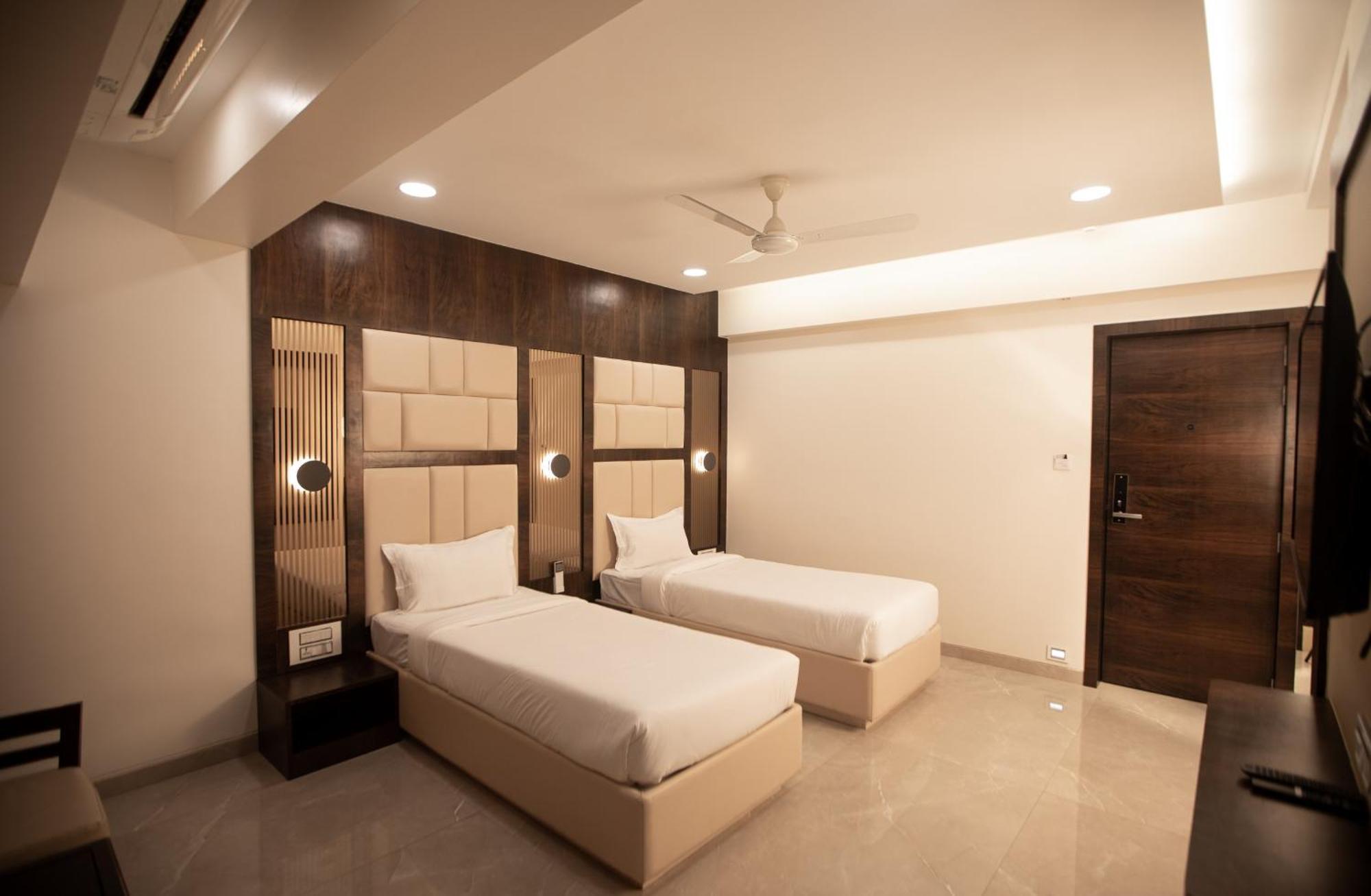 Hotel Naaz Executive Мумбаи Экстерьер фото