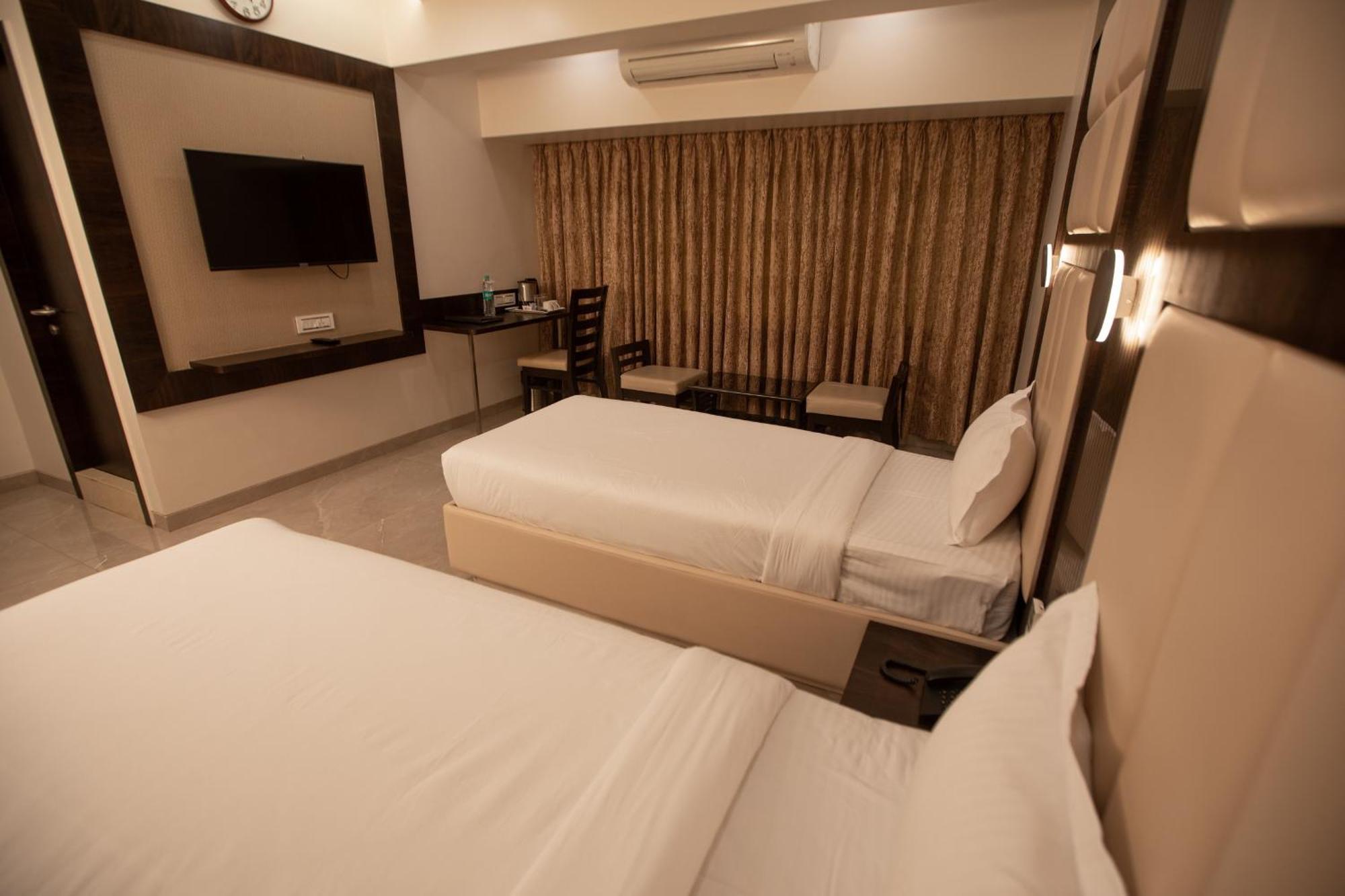 Hotel Naaz Executive Мумбаи Экстерьер фото