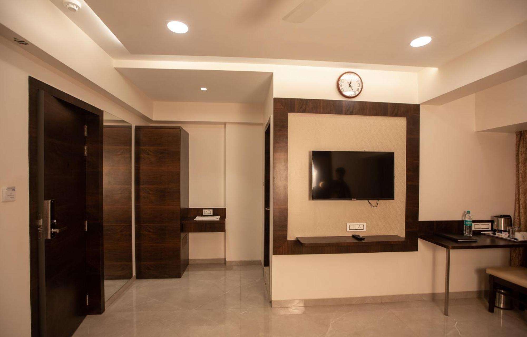Hotel Naaz Executive Мумбаи Экстерьер фото