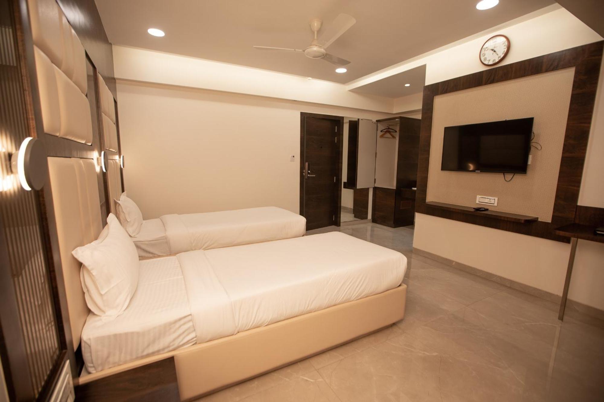 Hotel Naaz Executive Мумбаи Экстерьер фото