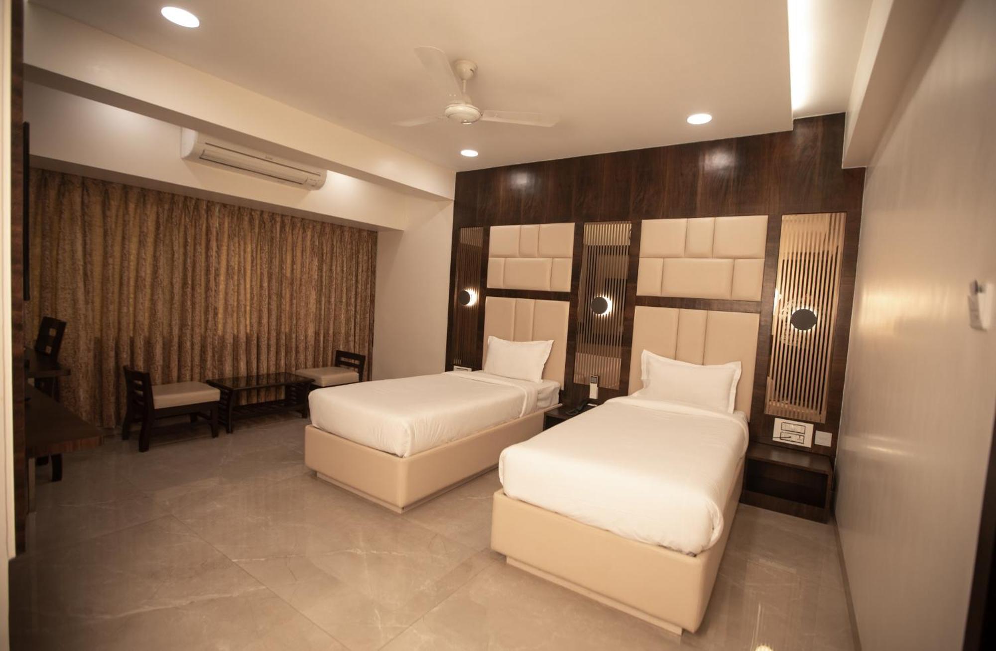 Hotel Naaz Executive Мумбаи Экстерьер фото
