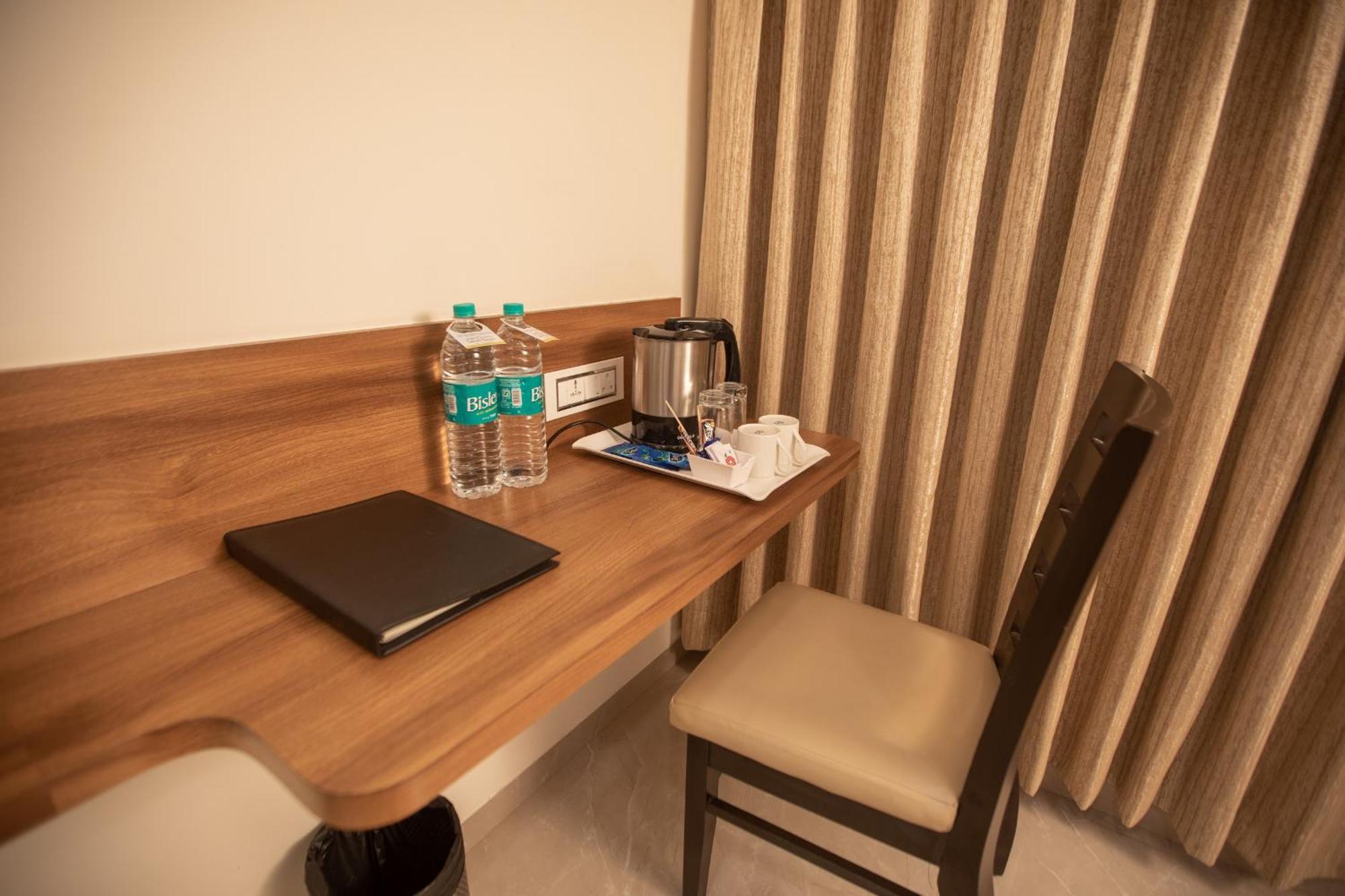 Hotel Naaz Executive Мумбаи Экстерьер фото